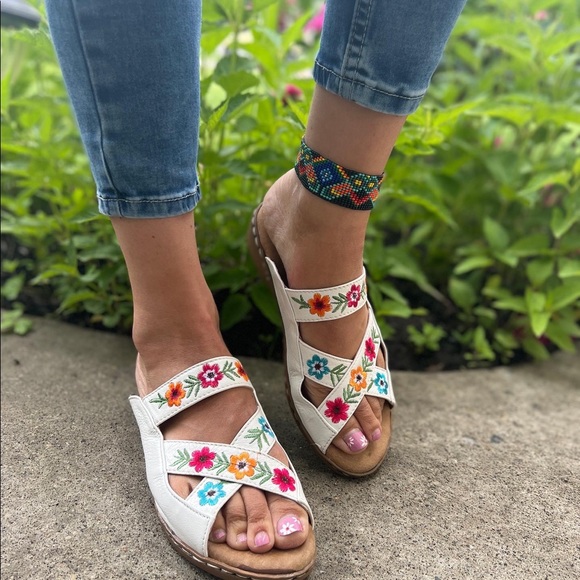 Handmade ethnic leather sandals - Picture 4 of 8